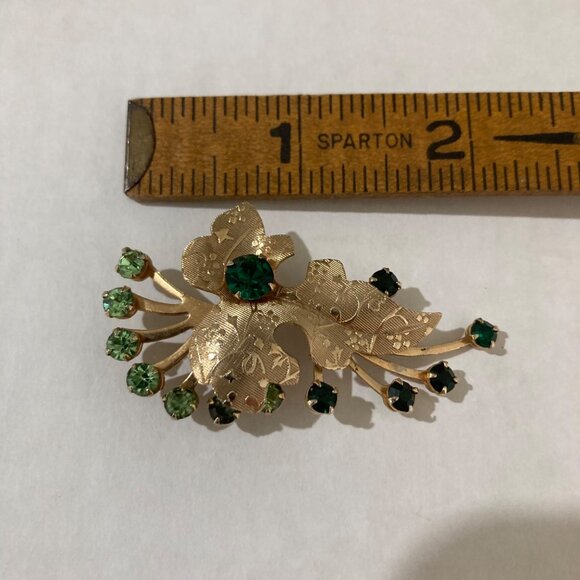 Vintage Leaf Brooch Pin With Green Rhinestones Gold-Tone Metal Floral Design - Picture 3 of 3